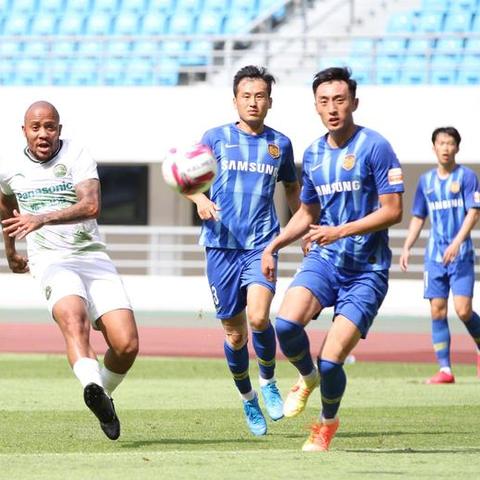 记者程进膝盖受伤，紧急被抬出球场，直送成都医院接受治疗